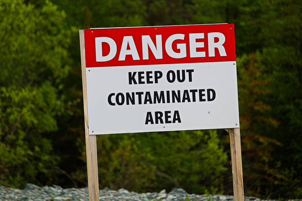 Primer plano de un peligro Mantener fuera de la zona contaminada signo
 - Foto, imagen