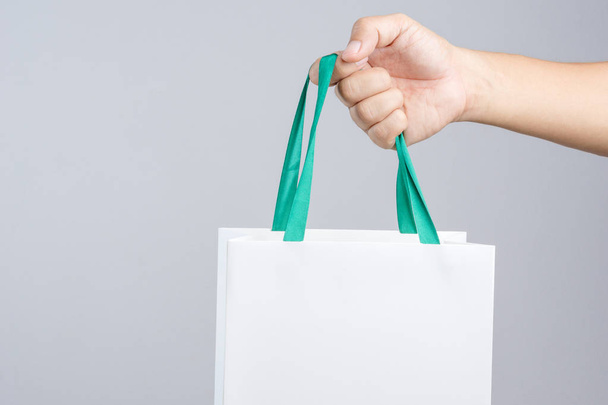 Un uomo mano tenendo shopping bag
 - Foto, immagini