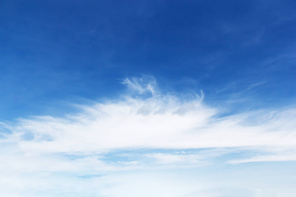 Zachte witte wolken tegen blauwe hemelachtergrond en lege ruimte fo - Foto, afbeelding