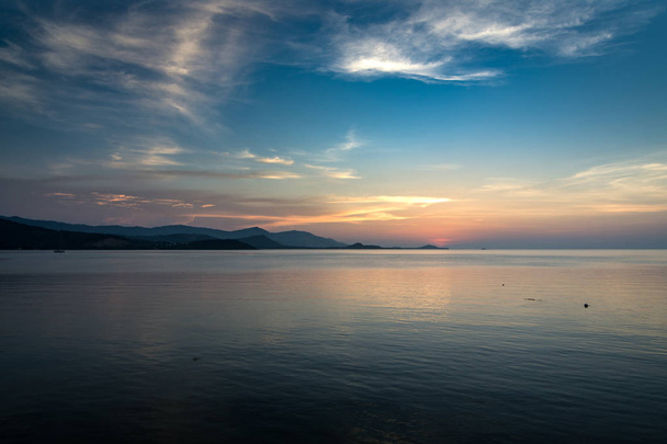 Zachód słońca i złote światło na powierzchni morza - Zdjęcie, obraz
