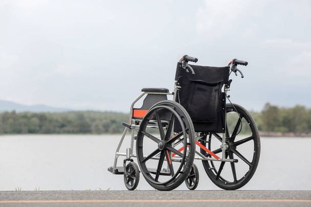 Порожній інвалідний візок на озері
 - Фото, зображення