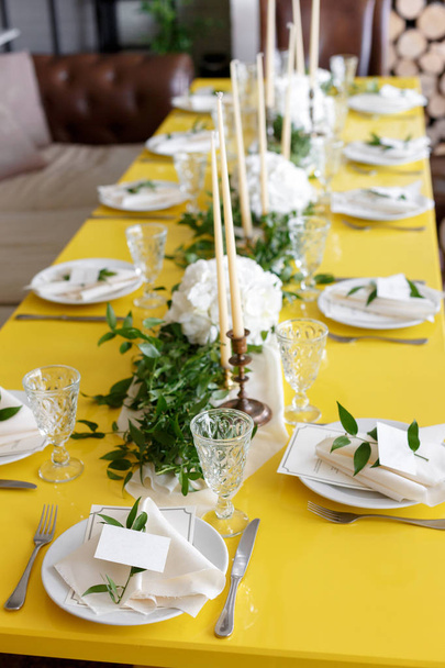 キャンドルと装飾結婚式のテーブルのゴブレット。選択と集中 - 写真・画像