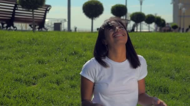junge Frau genießt das Leben nach langer Arbeit - Filmmaterial, Video