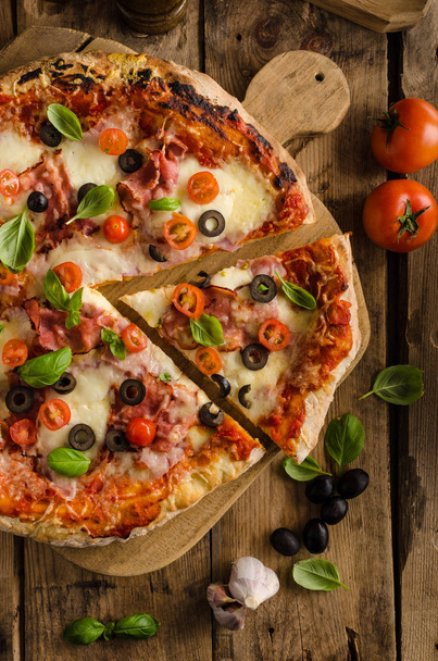 Pizza rustique avec tomate, fromage, salami
 - Photo, image
