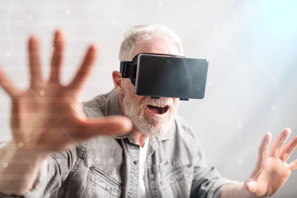 Homme utilisant un casque de réalité virtuelle, double exposition
 - Photo, image