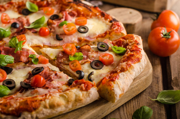 Rustic pizza with tomato, cheese, salami - Foto, Imagen