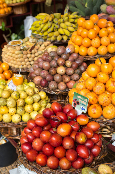 Frutas exóticas frescas en Mercado Dos Lavradores. Funchal, Madeira, Portugal - Foto, Imagen