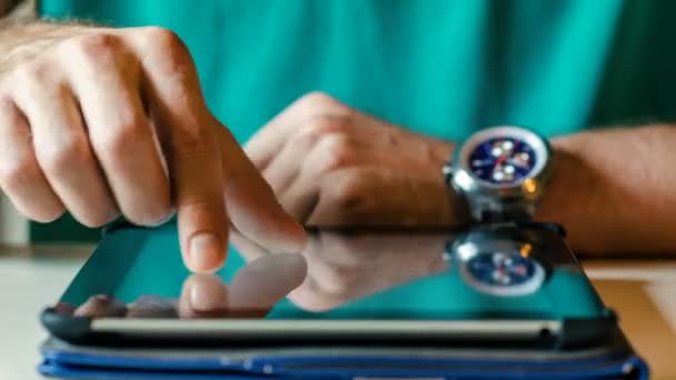 Yakın çekim erkek el kullanarak Tablet Ipad, zaman atlamalı - Video, Çekim