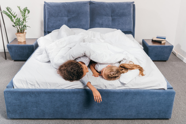 chicas multiculturales durmiendo en la cama
 - Foto, Imagen