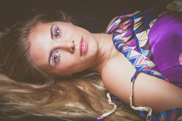 jonge blonde vrouw schoonheid portret met ongewone make-up met crys - Foto, afbeelding