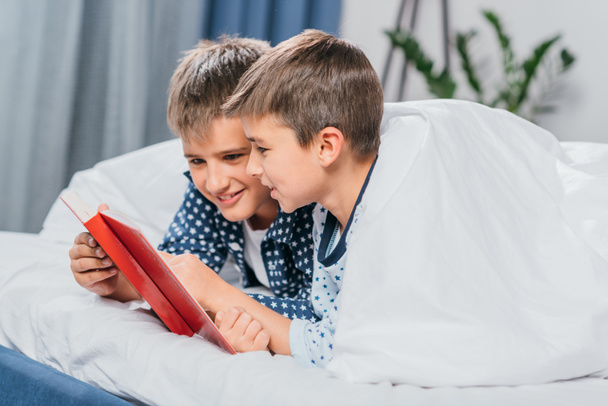 boys reading book together - Zdjęcie, obraz