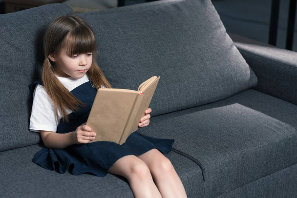 petite fille lecture livre - Photo, image