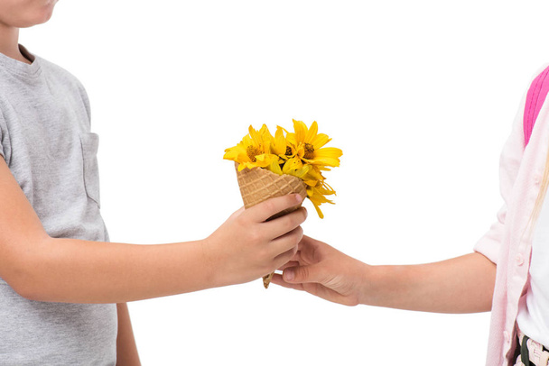 Αγόρι και κορίτσι με λουλούδια - Φωτογραφία, εικόνα