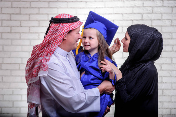 Арабская ближневосточная семья позирует с дочерью
. - Фото, изображение