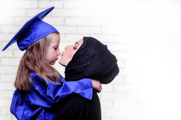 Arab anya érettségivel im általános iskola lánya jelentő. - Fotó, kép
