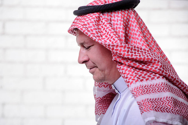 Προφίλ πορτρέτο της μουσουλμανικής Μέσης Ανατολής άνθρωπος σε ανατολίτικα φόρεμα. - Φωτογραφία, εικόνα