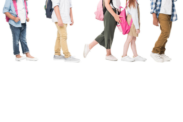 niños multiétnicos con mochilas
 - Foto, imagen