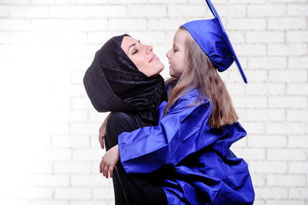 Arab anya érettségivel im általános iskola lánya jelentő. - Fotó, kép