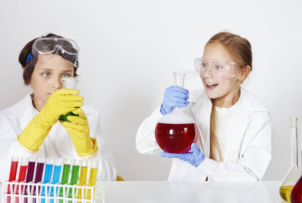 niños haciendo un experimento
  - Foto, Imagen