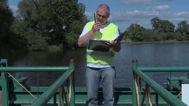 Ingénieur sur le talkie-walkie sur la porte d'inondation
 - Séquence, vidéo