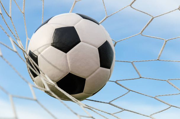 Fútbol fútbol en Goal net con el campo del cielo
. - Foto, imagen
