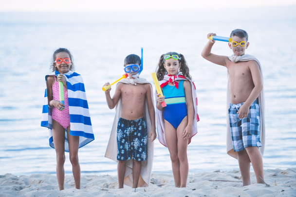 crianças multiculturais em máscaras de natação com brinquedos
 - Foto, Imagem