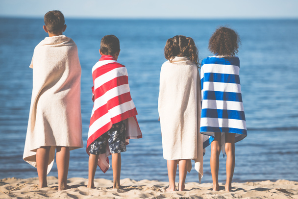 kids in towels standing on beach - Zdjęcie, obraz