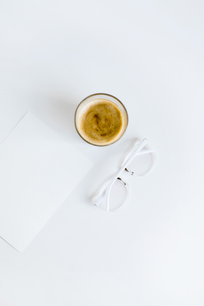 Чашка кофе с бумагой
 - Фото, изображение