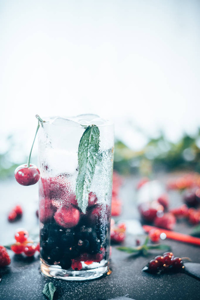 Summer cooling drink with fruit and ice. - Photo, image