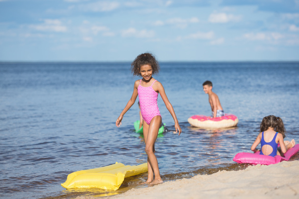 小さな子供が海辺で休憩 - 写真・画像