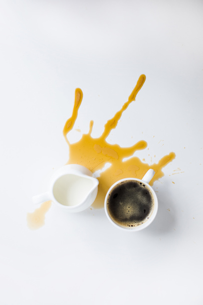 káva a mléko džbán s skvrna  - Fotografie, Obrázek