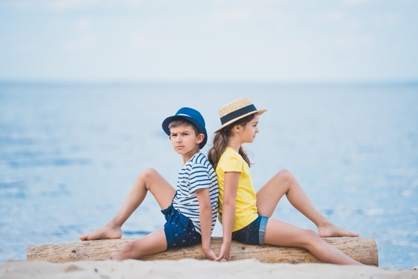 little boy and girl on beach - Foto, afbeelding