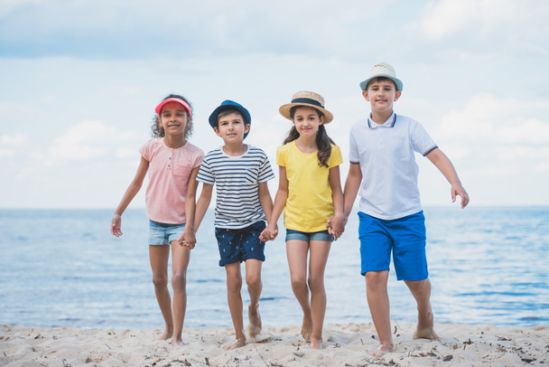 wielokulturowym dzieci spaceru na plaży - Zdjęcie, obraz