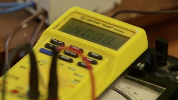 電気・電圧計 - 映像、動画