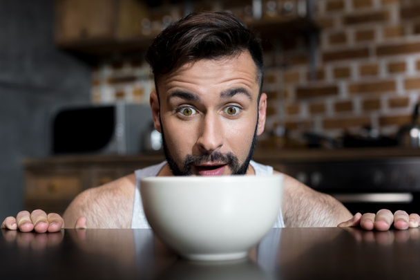 bearded young man looking at breakfast - Foto, Imagem