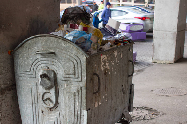Αποβλήτων εξωτερική κάδο με το φαγητό. Δεν υφίστανται διαλογή απορριμμάτων, αυλή, δυσωδία, βρωμιά - Φωτογραφία, εικόνα