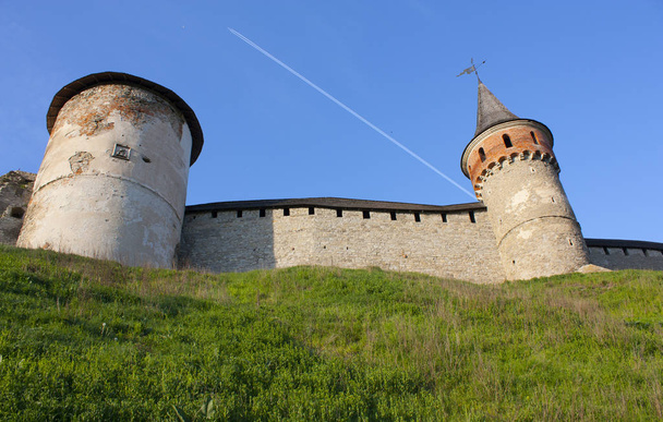 As torres da fortaleza em Kamenets-Podolsky, Ucrânia
 - Foto, Imagem