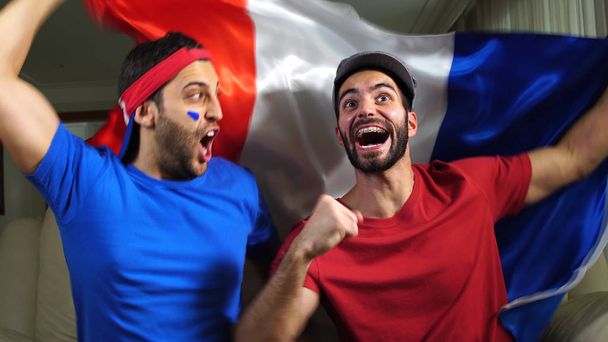 Amigos franceses comemorando com a França Bandeira
 - Foto, Imagem