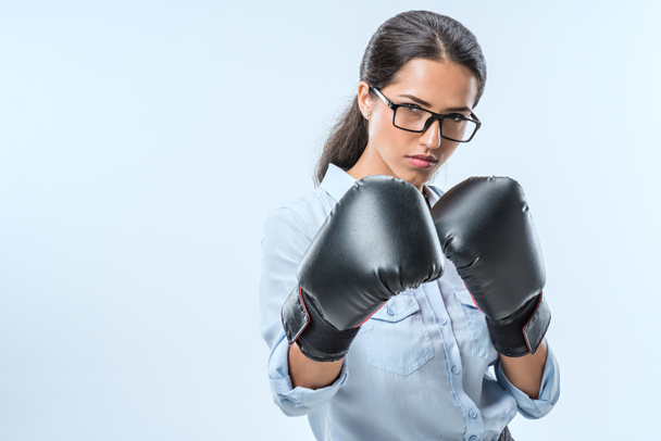 businesswoman in boxer gloves - Foto, afbeelding