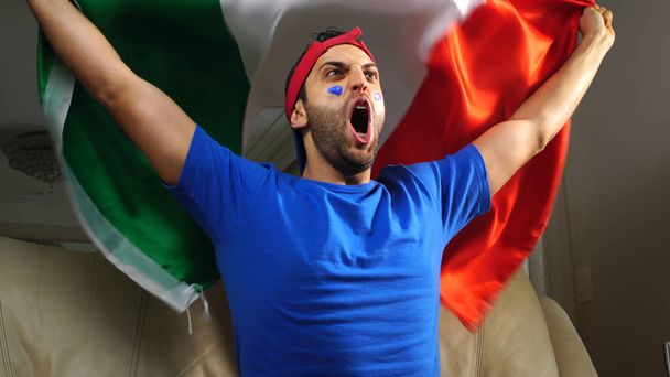 Chico italiano celebrando con bandera de Italia
 - Foto, imagen