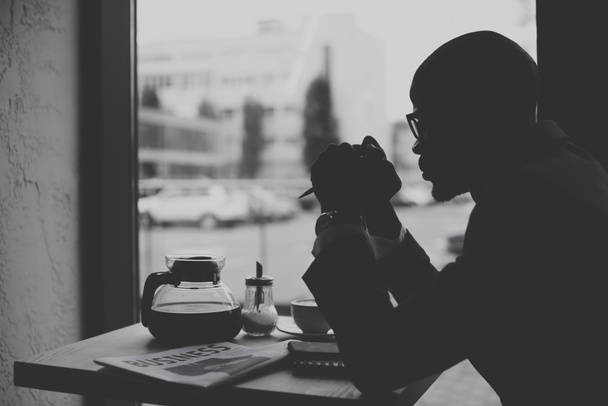 Бизнесмен, работающий в кафе - Фото, изображение