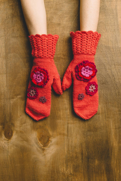 Paire de mitaines tricotées à la main en laine rouge
 - Photo, image