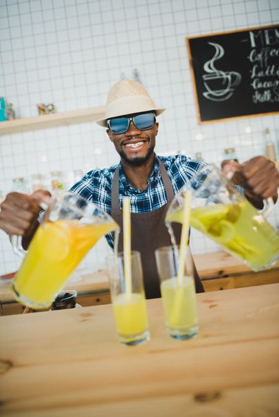 camarero sirviendo limonadas
 - Foto, imagen