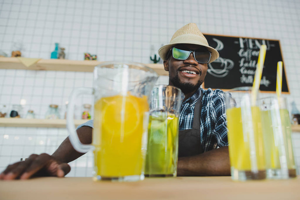 barista afroamericano con limonate
 - Foto, immagini
