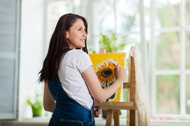 Porträt einer hinreißenden Künstlerin, die zu Hause malt - Foto, Bild