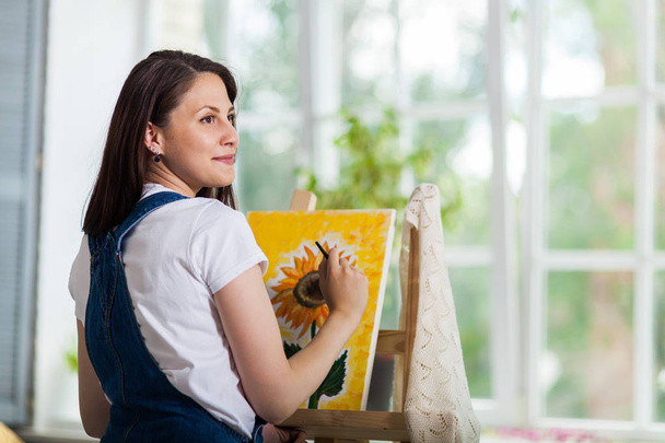 Πορτρέτο του πανέμορφη γυναίκα καλλιτέχνη ζωγραφικής στο σπίτι - Φωτογραφία, εικόνα