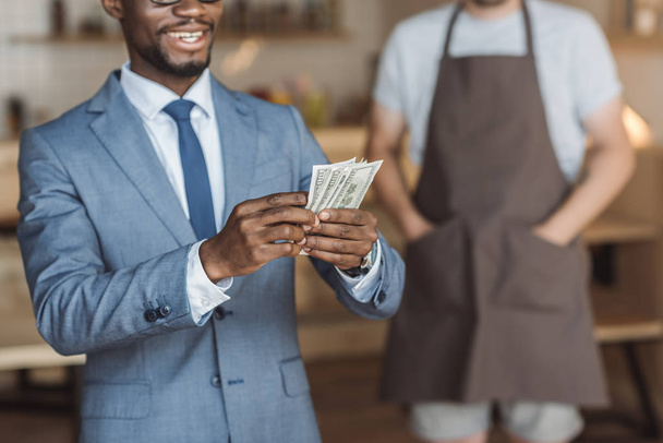 Afro-Amerikaanse zakenman met geld - Foto, afbeelding