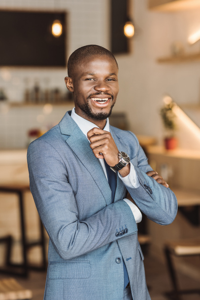 アフリカ系アメリカ人ビジネスマンの笑顔 - 写真・画像