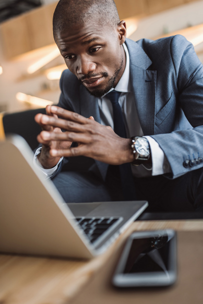 african american businessman with laptop  - Фото, изображение