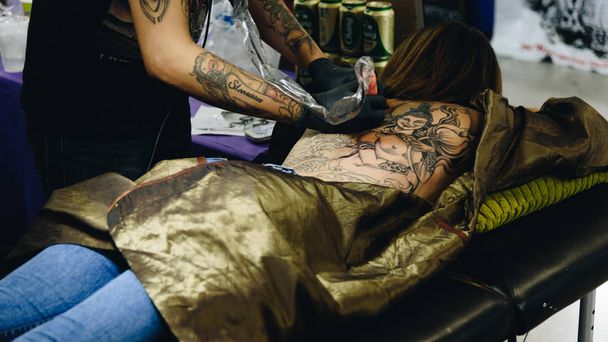 Tatuaje artista dibujo arte en el cuerpo
 - Foto, imagen